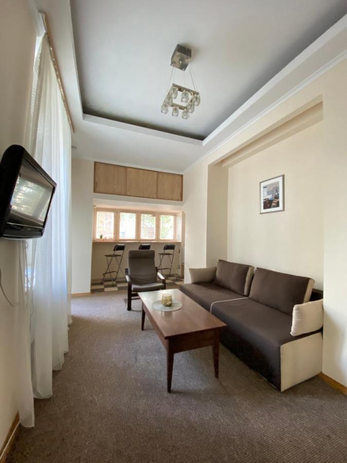 Family Apartment Lviv Bagian luar foto